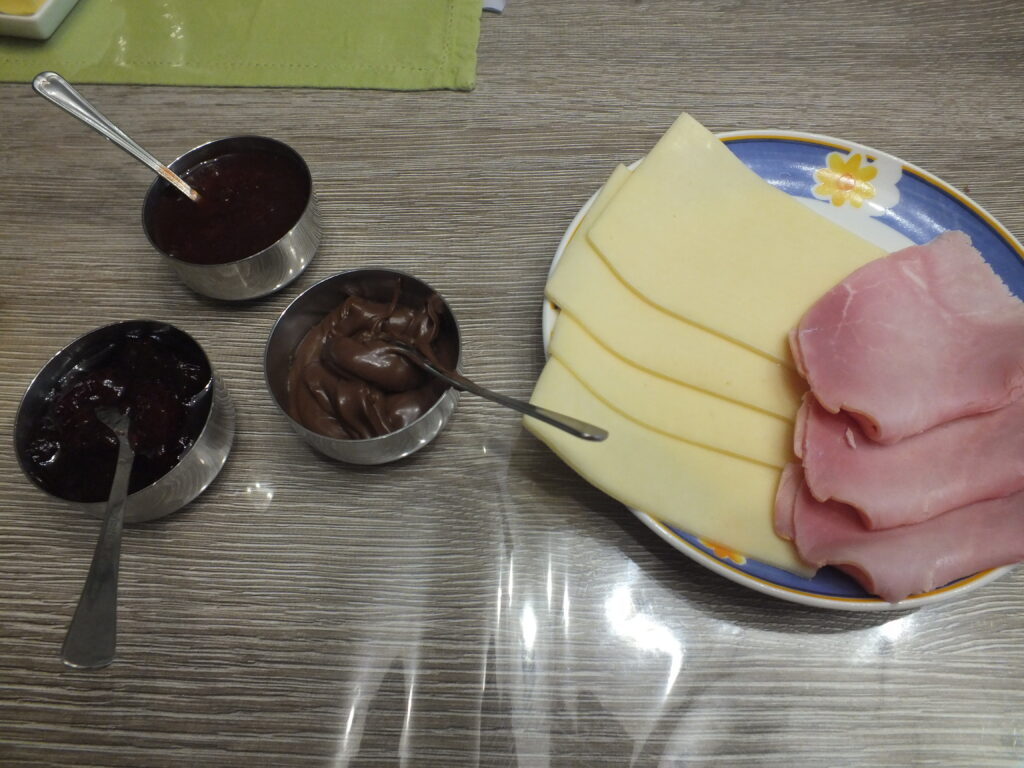 Table petit déjeuner