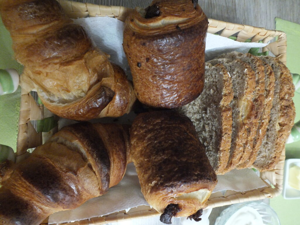 Table petite déjeuner (viennoiseries)